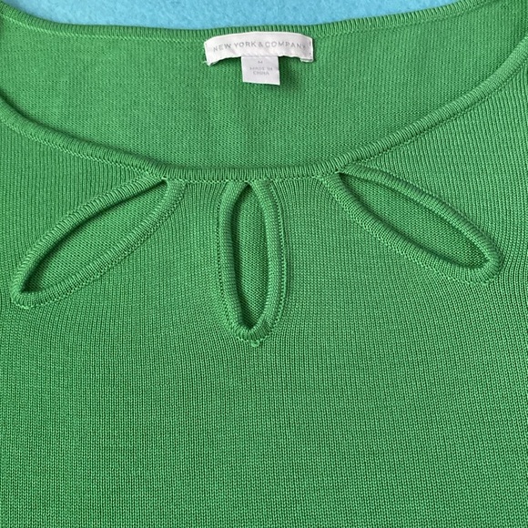 NEW YORK AND COMPANY knit sweater petal cutout short sleeve green stretch size M - Picture 3 of 9